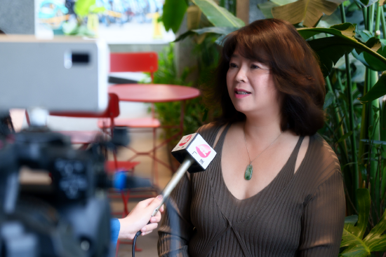 夏风星河品牌创始人、温柔空间下午茶总策划伍立恒女士在接受媒体采访介绍可持续运营理念