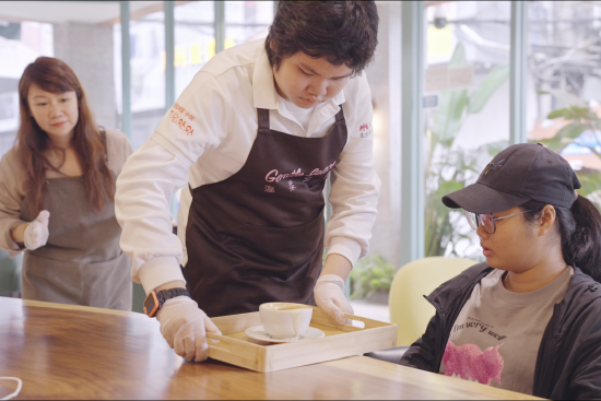 星青年在旗舰店中为顾客提供服务