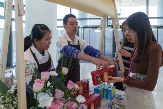广报阡陌间周边的多元客群现状，为星青年提供了有利的真实生活场景