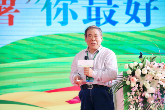 中国作物学会甘薯专业委员会会长马代夫发表演讲