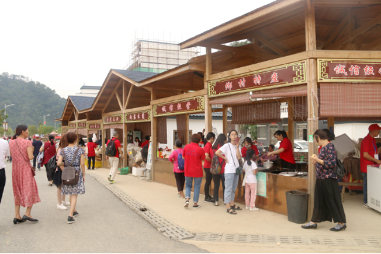 随着连樟村旅游业的兴旺,该村建起了特产一条街