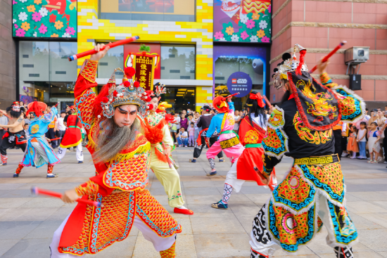 五一期间,正佳广场上演非遗英歌表演,吸引众多游客围观。