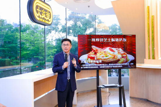 大家乐(中国内地及澳门)营运总经理蔡志刚介绍后厨管理制度及招牌产品制作过程