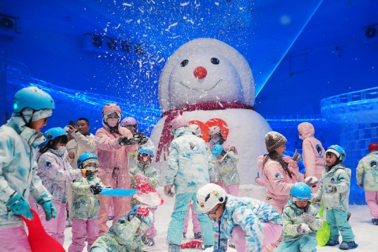 在正佳企鹅冰雪世界,市民游客参与“雪中挖宝”挑战,在炎炎夏日里感受冰雪清凉。