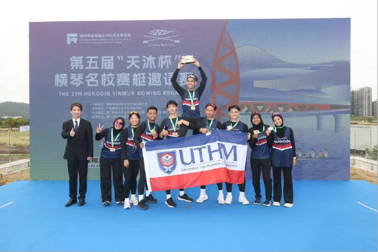 永利关爱基金会行政委员、澳门中华文化促进会秘书长倪孟正博士为获得混合八人单桨有舵手组别冠军——马来西亚敦胡先翁大学颁奖。