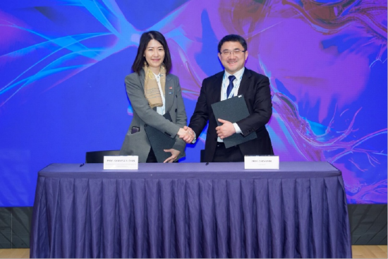 香港心脑血管健康工程研究中心(COCHE)总监,香港城市大学生物医学工程学系、电机工程学系教授,约翰·霍普金斯大学放射学及放射科学系兼任教授陈苇恩教授、工程师(左),与上海交通大学校医院院长,上海交通大学医学院附属瑞金医院心血管内科副主任、主任医师、博士生导师,原瑞金医院院长办公室主任陈康教授(右)共同签署合作备忘录。