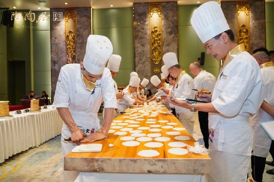 陶陶居通过比赛、师带徒、日常培训等多样形式传承技艺