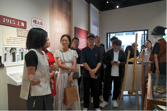 现场领导嘉宾参观联展