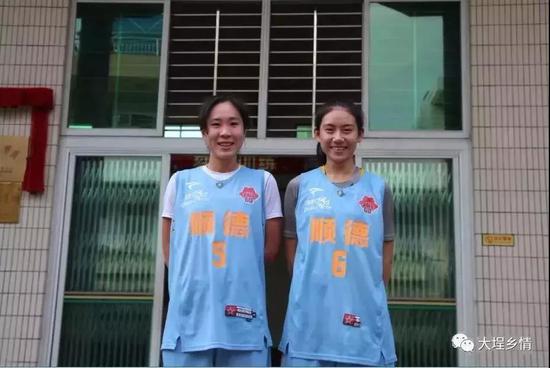 两位入选国家队的女篮队员 ★左:李月婵,右:唐洁珊★