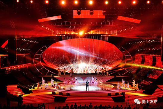 男高音演唱家戴玉强带来压轴表演——歌曲《永远跟你走》