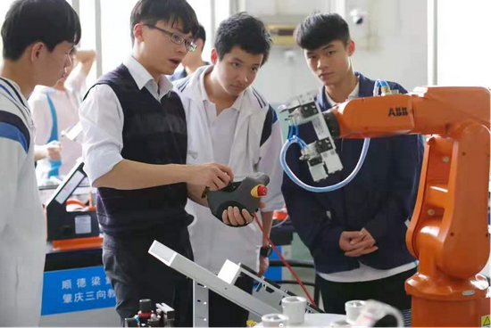 梁銶琚职业技术学校邀请工匠为学生上课
