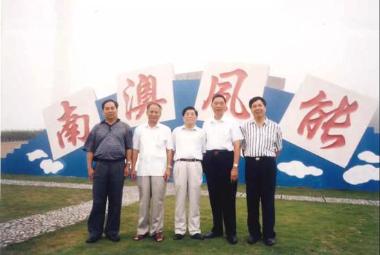 70年代,石菉变电站预试完工,蒋礼强(右二)与工友合影。