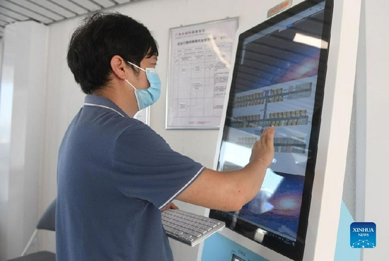 9月17日,工作人员在广州市国际健康驿站调试设备。新华社记者 卢汉欣 摄