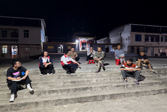 “英州夜谈”无“规定动作”和“固定场所”,干部与群众促膝长谈、畅所欲言