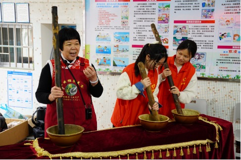 活动还开设广东省非物质文化遗产擂茶粥的现场展示(摄:陈文汐 )