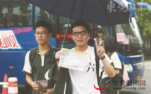 ■6月7日,高考第一天。图为东莞市第一高级中学考点考生进考场 记者 曹雪琴 摄