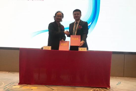 广州美术学院建筑艺术设计学院院长：沈康（左）