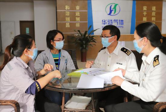 佛山海关驻南海办事处关员对出口特种气体实施现场查验