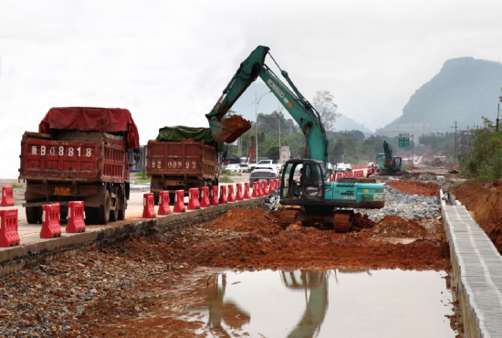 图为G358英德市英城至大湾段一级公路施工场面