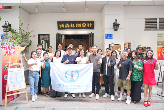 现场领导嘉宾在新青年创享社合影留念