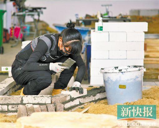 园艺项目比赛区，一位来自上海代表队的女生正在进行砌砖施作。新快报记者 李小萌/摄