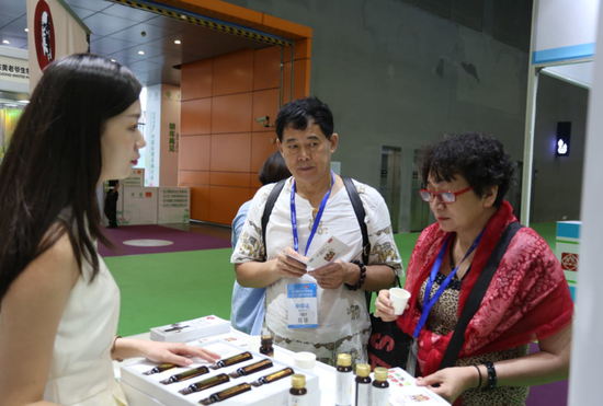 “黄老爷”展台引专业观众围观