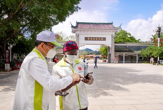吕威廉和同事做上岗前准备。&nbsp; &nbsp;廖志远摄