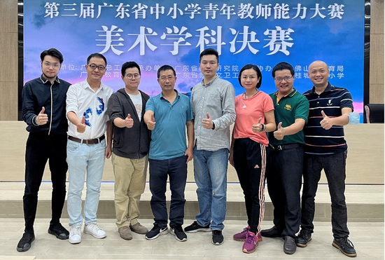 团队成员到赛场支持李一飞(左三)参赛