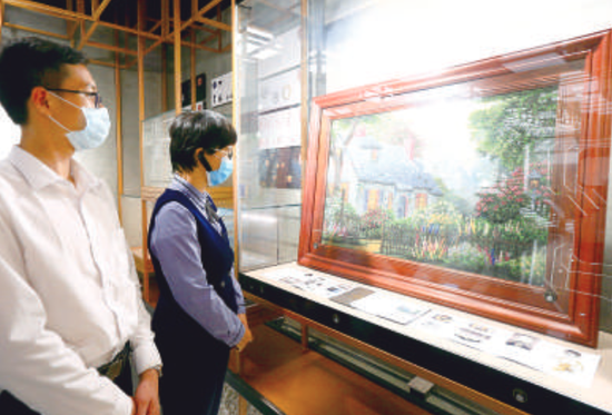 嘉宾参观展馆
