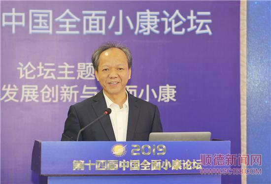 　　佛山市委副书记、顺德区委书记郭文海在第十四届中国全面小康论坛开幕式上介绍顺德高质量发展路径。/珠江商报记者周焯杰摄