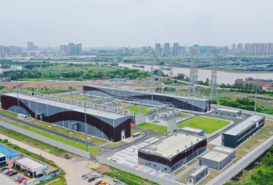 500千伏楚庭变电站位于广州市番禺区,处于广州南站规划控制区域,全站总占地面积5万多平方米,是广州市第一座500千伏户内GIS变电站。(刘海宁 摄)