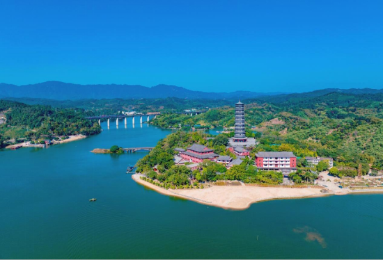 图为倚江而建的黎溪丰盛古寺成北江黎溪一大风光亮点