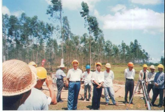 1982年，苏棣芳（右八）在施工现场。