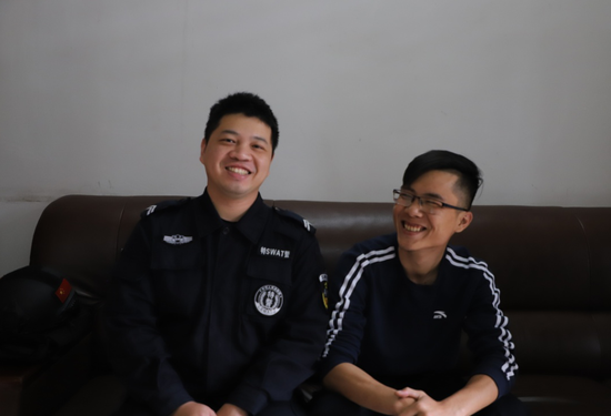 (张麒龙(右)与哥哥杨嘉诚(左))