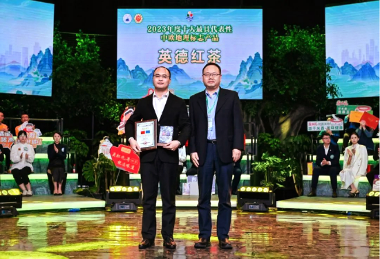 图为英德市副市长江先涛接受牌匾和证书