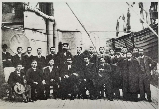 1911年在香港与孙中山合影