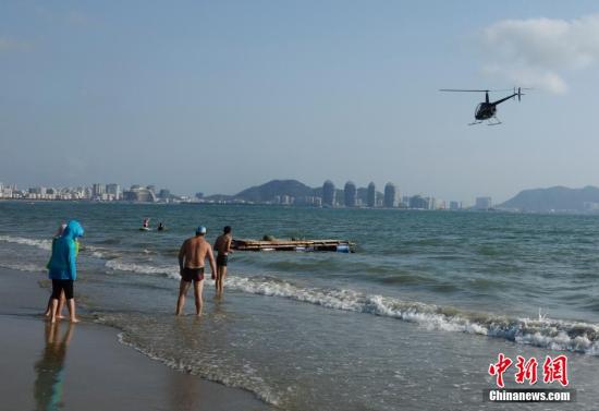 资料图：游客在三亚海湾游玩。中新社发 杜洋 摄