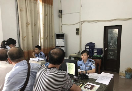 城东派出所民警为居民办理户口开通“绿色通道”