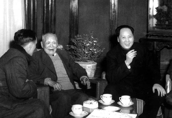1950年3月毛泽东与司徒美堂(左二)等在一起。