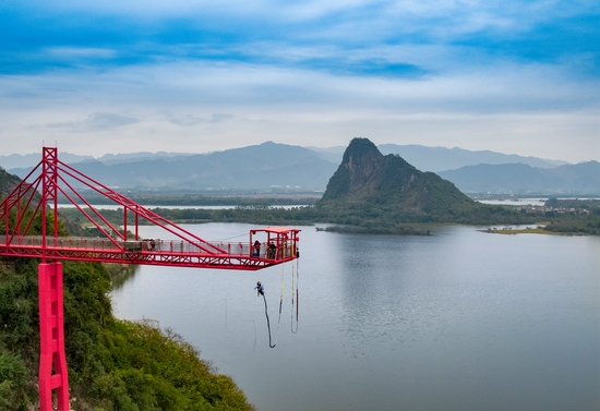世界最高悬空湖景蹦极---飞龙蹦极