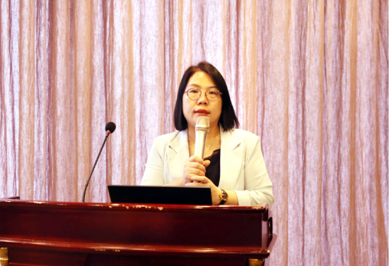 图为清职院研学旅行管理与服务教研室专业主任赵丽丽为与会人员作研学指导师培训