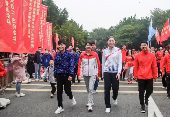 奥运冠军(2004年雅典奥运会跆拳道金牌得主罗微、2012伦敦奥运会跳水金牌得主罗玉通、现代五项世界冠军梁婉霞)、主礼嘉宾与市民齐登高