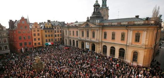 图为抗议者于4月19日前往瑞典文学院抗议。（图片来源：美国中文网）