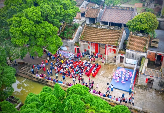 村内阡陌交错,水网如棋,溪流如玉带环绕村庄,回旋流淌至家门前,是一个优美宁静,淳朴自然的小乡村。