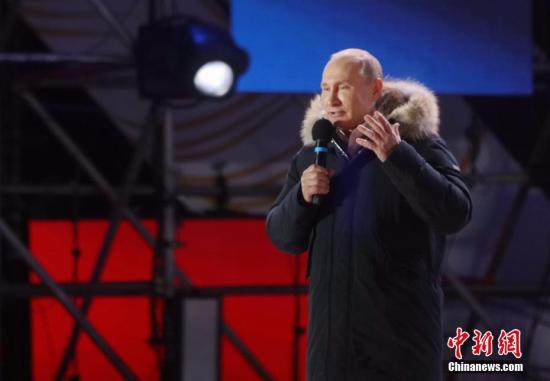  当地时间3月18日晚，大屏幕里俄总统普京在音乐会上向民众讲话。当天俄罗斯民众在莫斯科马涅什广场举行音乐会，庆祝总统选举结束及“克里米亚入俄”4周年。中新社记者 王修君 摄