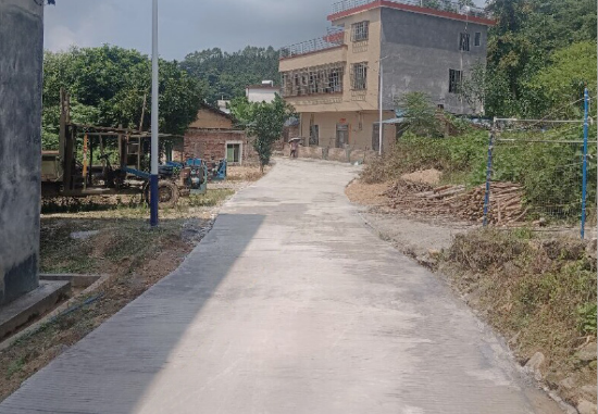 在建中的通往灯塔村的村道