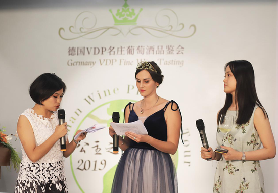 从13个产区的葡萄酒皇后中决赛出2名葡萄酒公主和1名葡萄酒皇后,因而她们不仅仅拥有美貌,同时也是葡萄酒领域的专家。