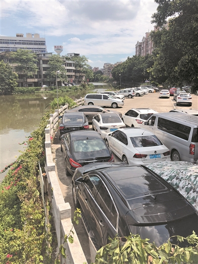 瑞宝涌的涌边道路被小区侵占，并围蔽做停车场。