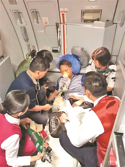 医生对病患乘客进行救治。