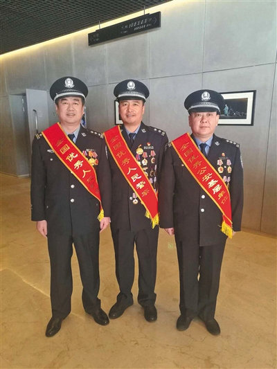 2017年,崔英滨(左一)获得全国优秀人民警察称号